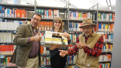 Bild: Hirmer/OTH Amberg-Weiden
Hochschulseelsorger Dr. Markus Lommer und Lena Fischer von der Hochschulbibliothek in Weiden freuen sich gemeinsam mit Johannes Klein von der Aktion „Brillen weltweit“ auf weitere Brillen-Spenden im laufenden Jahr.