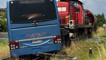 Bild: Petra Hartl
Beim Zusammenstoß zwischen einem Linienbus und einer Rangierlok auf der Bahnstrecke zwischen Schnaittenbach und Amberg, entstand hoher Schaden. Verletzte gab es glücklicherweise nicht.