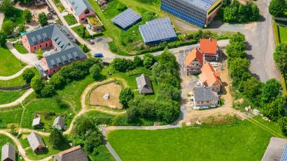 Luftbild: mür
Seit über einem halben Jahr herrscht Stillstand auf der Baustelle des Naturdorfes in Bärnau. Das Geld ist ausgegangen. Seit Herbst sind Geschäftsführer und Projektleiter mit Investoren und Fördergebern im Gespräch - die Macher sind zuversichtlich, dass es im Sommer weitergehen kann.