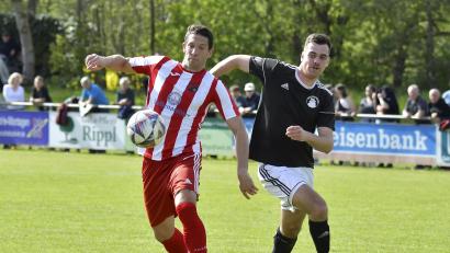 Archivbild: Hubert Ziegler
Der TSV Königstein mit Torjäger Udo Hagerer (links) nahm zuletzt als Zweiter der Kreisliga Süd direkt an der Relegation zur Bezirksliga teil. Nach der kommenden Saison ermitteln zunächst die zwei Zweitplatzierten der Kreisligen Nord und Süd ihren Besten und der nimmt an der Bezirksliga-Relegation bei.