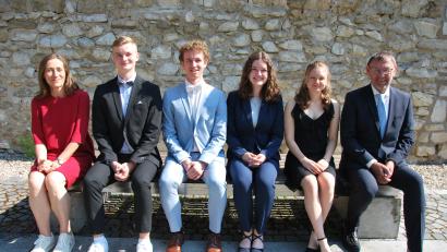 Bild: gsp
Die Jahrgangsbesten am MRG mit Oberstufenkoordinatorin Angela Ziegler (links) und Schulleiter Georg Meyer (rechts): Von links: Christopher Lippert (1,1), Nikolas Spörer (1,4), Elisa Wannemacher (1,5), Emily Edel (1,4).