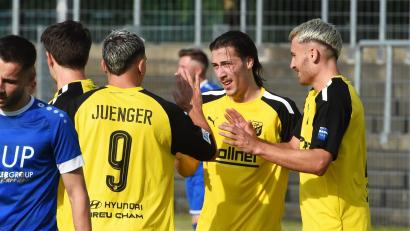 Bild: Büttner
Erol Özbay (Zweiter von rechts) traf zum 1:0 für die DJK Vilzing bei der SpVgg SV Weiden.