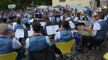 Bild: jr
Immer sehens- und erlebenswert ist die Blaskapelle Konnersreuth. Leitung Laura Dietl, sie hatte bei der Serenade ein Heimspiel.