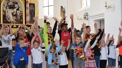 Bild: wfe
Kleine EM-Fans haben in Edelsfeld einen Familiengottesdienst gefeiert, der Fußball und die Liebe Gottes verband.