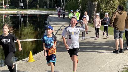 Bild: Johanna Reger/exb
148 Kinder liefen innerhalb von anderthalb Stunden 1358 Runden über jeweils 674 Meter um das Waldershofer Schwimmbad.