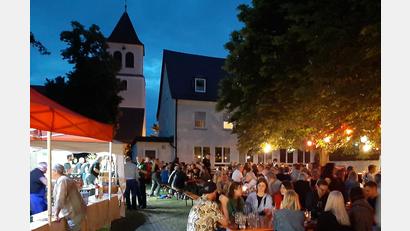 Archivbild: ise
Im Schatten der Schirmitzer Jakobskirche wird am Samstag, 6. Juli, das Weinfest gefeiert. Heuer auch mit Public Viewing.