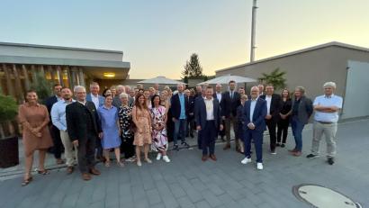 Bild: Erich Übler/exb
Zur Präsidentschaftsübergabe haben sich die Mitglieder des Auerbacher Rotary-Clubs in Illschwang getroffen.