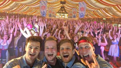 Bild: Rotzlöffl/Christoph Plank/exb
Die Rotzlöffl erleben gerade ein turbulentes Wochenende: Erst geht es nach Bremerhaven ins Bierzelt, dann über Nacht zurück in den Schwarzwald für ein Benefizkonzert einem Kurpark. Am Sonntag das Quartett dann Teil der TV-Show „Immer wieder sonntags“, die im Europapark Rust live ausgestrahlt wird.