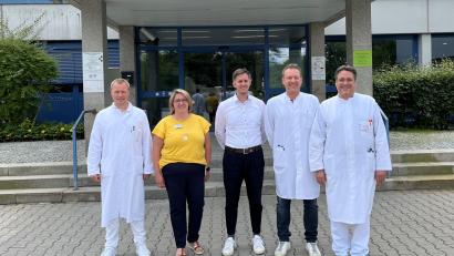 Bild: Margot Schödel /exb
Christian Glöckner geht, Lukas Birkner kommt: Im Bild von rechts der scheidende Ärztliche Direktor und sein Nachfolger, Klinikmanager Felix Sasse, Pflegedienstleiterin Gerlinde Simon und Boyan Minkov, der Leitende Arzt für Allgemein- und Viszeralchirurgie).