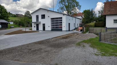 Bild: gi
Das neue Feuerwehrhaus in Burgtreswitz wird vom 5. bis 7. Juli feierlich eingeweiht. Die Feuerwehrfrauen und -männer sowie die vielen Helfer sind stolz auf ihr Werk.