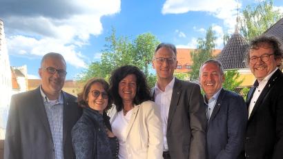 Bild: usc
Das neue Führungsteam im Lions-Club Amberg-Sulzbach (von links) Schatzmeister Michael Hemrich, 1. Vizepräsidentin Patrica Pulkert, Präsidentin Christine Arnold, Clubsekretär Stefan Huber, der Vorsitzende des Lions-Hilfswerks Matthias Hahn und 2. Vizepräsident Martin Sterk.