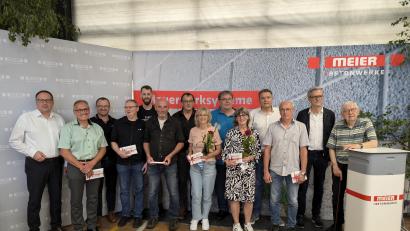 Bild: Sebastian Hummitzsch/exb
Bei der Ehrung (von rechts): Josef Meier, Geschäftsführer Martin Meier, Herbert Lehmeier, Prokurist Bernd 
Hüttl, Anita Weber, Erwin Bär, Gabriele Geitner, Josef Geißler, Georg Meyer, Markus Lorenz, Martin Feicht, 
Thomas Bleisteiner, Horst Schuhmann und Prokurist Franz-Josef Rauch