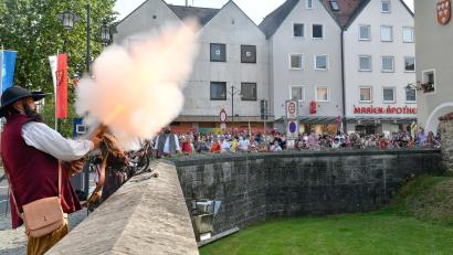 Bild: Petra Hartl
Laute Donnerschläge der Böllerschützen eröffneten das Altstadtfest und ließen die Zuschauer am Stadtgraben zusammenzucken: Bürgermeister Stefan Frank gab das Feuer-Kommando.