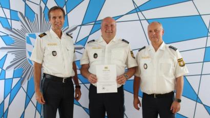 Bild: Polizeipräsidium Oberpfalz/exb
Polizeihauptkommissar Peter Breitschafter (Mitte) wurde von Polizeivizepräsident Robert Fuchs (links) in den Ruhestand verabschiede. Rechts im Bild der Oberviechtacher Dienststellenleiter Werner Linhart.