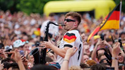 Bild: Friso Gentsch/dpa
Andre Schnura spielte auch beim Fanfest in Dortmund Saxofon.