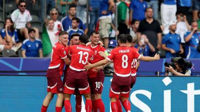 Bild: Andreas Gora/dpa
Die Schweizer bejubeln den Einzug ins Viertelfinale.