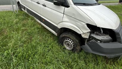 Symbolbild: Polizeiinspektion Sulzbach-Rosenberg/exb
Dem Transporter wurde durch den Zusammenstoß die Stoßstange weggerissen. Er war nicht mehr fahrfähig.