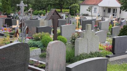 Bild: kro
Die Friedhofsgebühren in Konnersreuth müssen erneut angehoben werden, da ein Defizit von 22.063,40 Euro entstanden ist.