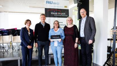 Bild: Matthias Balk/Bayerisches Staatsministerium für Unterricht und Kultus
Bei der Preisverleihung in München (von links): Ministerialdirigentin Christine Modesto, Schulleiter Florian Fuchs, die Musiklehrkräfte Doris Haslbeck und Christine Schmeiler sowie Professor Johannes Hasselhorn von der Uni Erlangen, die das Projekt wissenschaftlich begleitet.
