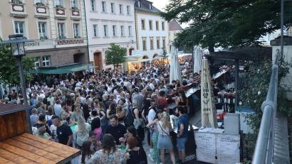 Bild: mfh
Kaum ein Durchkommen mehr: Menschenmassen drängen sich am Samstagabend vor der Mojitobar am Luitpoldplatz.