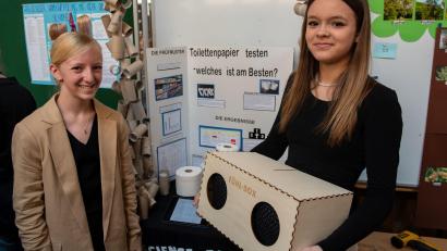 Bild: Hendrik Rosenboem/exb
Katharina Force und Sophia Swift (beide G7c) bei der Siegerehrung.