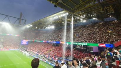 Bild: mr
Sturzbäche vom Dortmunder Stadiondach. Die Partie gegen Dänemark wurde länger unterbrochen.