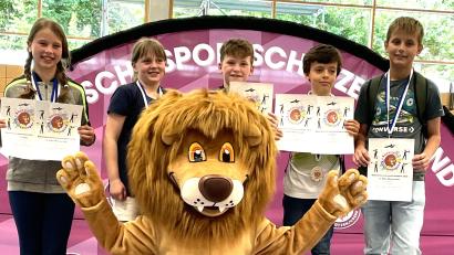 Bild: Schützenverein Linda Mähring/exb
Die erfolgreichen Mähringer Nachwuchsschützen (von links) Helena Schmeller, Finja Preisinger, Alexander Müller, Tom Rödl und Jakob Bäuml mit dem Maskottchen „Gushu“.