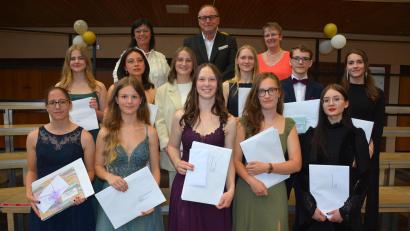 Bild: jr
Die elf besten Abiturienten des Otto-Hahn-Gymnasiums: Im Bild (von links) Ronja Seifert, Emily Gödel, Linda Hofmann, Luisa Hofmann, Luisa Hellerl, Lilly Schübel, Viktoria Hennig, Ricarda Klaue, Thomas Schaller, Tatjana Brodt und Sophie Russ. Im Hintergrund (von links) Dritte Bürgermeisterin Christina Eisa, Schulleiter Stefan Niedermeier und Oberstufenkoordinatorin Margit Stark.