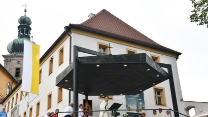 Bild: Petra Hartl
Ein Beispiel für Demut und Bescheidenheit sind auch die polnischen Franziskaner am Mariahilfberg, die 2007 aus Krakau nach Amberg kamen, um hier die Wallfahrtsseelsorge zu übernehmen und unsere Mariahilfkirche samt Bergfest weiter am Leben zu halten.