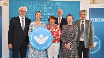 Bild: StMGP/exb
Anita Rickl (Dritte von links) und Helga Althammer (Zweite von rechts) werden mit dem "Weißen Engel" ausgezeichnet.