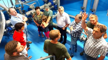 Bild: lg
Wassermeister Michael Blab (rechts) führt die Besucher über die verschiedenen Ebenen des Aufbereitungsgebäudes mit seinen zwei riesigen Trinkwassertanks.