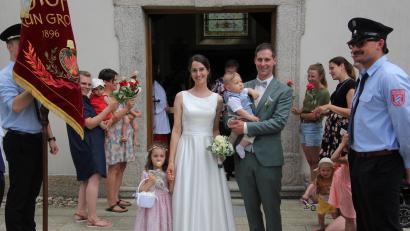 Bild: kro
Freudestrahlend verlassen Birgit und Tobias Rosner die Konnersreuther Pfarrkirche. Mit dabei sind ihre gemeinsamen Kinder Johanna und Lukas.