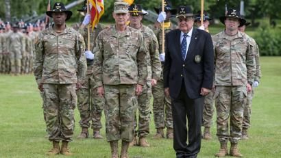 Bild: US-Army Markus Rauchenberger/ exb 
Oberst Donald R. Neal (links) ist der 83. Kommandeur der „Dragoons“. 
Generalleutnant Charles Costanza vollzog mit dem Ehren-Oberst des Regiments, Frank Hurd. den Kommandowechsel. Rechts der scheidende Kommandeur Oberst Robert McChrystal.