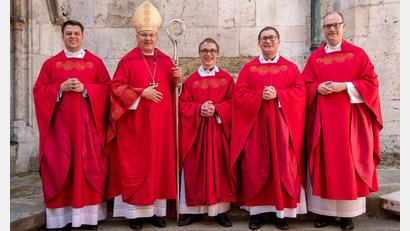 Bild: exb/©altrofoto
Der Bischof (Zweiter von links) mit den Neupriestern (von links) Marvin Schwedler, Michael Steinhilber und Matthias Merkl sowie Regens Daniel Stark.