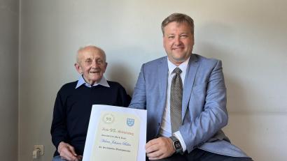Bild: aun
Bürgermeister Stefan Braun gratulierte Johann Biller zum 95. Geburtstag mit Urkunde und Geschenk.