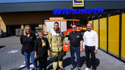 Bild: tra
Kommandant Jakob Patzelt (Mitte) und Bürgermeister Hans Ram (rechts) bedankten sich bei Manfred Wiesmeth (Zweiter von rechts), Kathrin Hecht und Signore Wittmann von Edeka Wiesmeth für die Spende eines Defibrillators