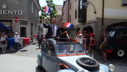 Bild: Kunz
Oberbürgermeister Jens Meyer und die französische Stadträtin Caroline Millan zelebrieren den Beginn des deutsch-französischen Festes in Weiden in einem ganz besonderen Gefährt.