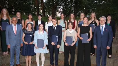 Bild: kro
Die besten Abiturienten des Stiftland-Gymnasiums. Im Bild vorne von links Landrat Roland Grillmeier, Theresa Meister, Marie Wittmann, Louis Horn, Anna Burger, Pia Werner und Oberstudiendirektor Matthias Weiser. Zweite Reihe von links Anna Faltenbacher, Alexandra Männl, Johanna Rösch, Lisa Neumann, Lani Herrmann, Lena Schaller, Nadine Schwientek, Verena Müller, Johanna Kopp und Oberstufenkoordinatorin Tanja Bachfischer. 	Bild: kro