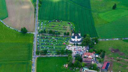 Bild: mür
Der Verein der Freunde der Kapplkirche hat die Anschaffung neuer Sitzpolster für die Bänke in der Dreifaltigkeitskirche großzügig unterstützt. Möglich wurde dies mit den Erlösen aus dem Bratwurststand, den der Förderkreis bei den Kapplfesten (im Bild das "große" Kapplfest Ende Mai) betreibt.