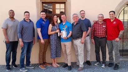 Bild: nbu
Im Bild (von links):Command Sergeant Major Donald Glover, Colonel Mathew Alexander, Lieutenant Colonel Nicholas Gauvin, das Ehepaar Claire und Sean Barton, Vorsitzender Norbert Bücherl, 3. Vorsitzender, Dominik Falk, 2. Vorsitzender Gerhard Lindthaler und Command Sergeant Major Jason Towns.