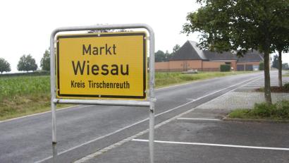 Bild: wro
Auf den Ortsschildern in Wiesau (hier am Kreuzberg) fehlt - trotz der Angebote am Beruflichen Schulzentrum - noch immer die Bezeichnung "Hochschulgemeinde".