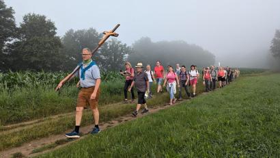 Bild: Regina Probst/exb
Schon am frühen Morgen setzte sich der Pilgerzug aus Poppenricht in Bewegung.