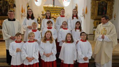 Bild: Lehner/exb
Ministranten und Pfarrer Max Früchtl in der katholischen Kirchengemeinde St. Johannes der Täufer freuen sich über den deutlichen Zuwachs. In der ersten Reihe stehen die neuen fünf Ministranten.