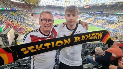 Bild: Kopp/privat
Hannes Kopp und sein Sohn Sebastian aus Waldershof am Samstagabend beim Achtelfinale in Dortmund.