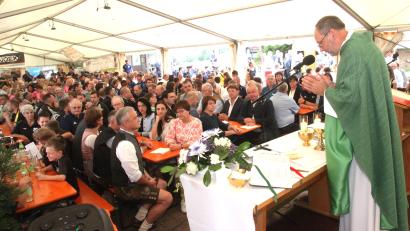 Bild: Hirsch
Pfarrer Gerhard Wagner zelebriert im voll besetzten Zelt den Festgottesdienst zum Jubiläum "75 Jahre 1. FC Schmidgaden".