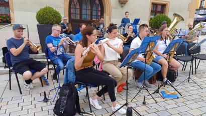 Bild: u
Das Orchester des Musikzuges begleitete die Lehrpfad-Eröffnungszeremonie mit einer öffentlichen Konzertprobe
