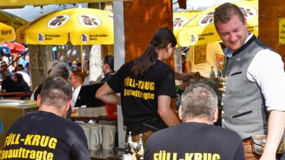 Bild: Petra Hartl
Sie schenken den Gästen eine Maß Bier ein und stürmen zu den Biergarnituren: Die "Füll-Krug-Beauftragten".