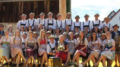 Bild: aun
19 Tanzpaare sorgen bei der Kirwa in Utzenhofen drei Tage lang für zünftige Stimmung. In der Mitte das Oberkirwapaar Lucy Baumer und Philipp Lorenz.