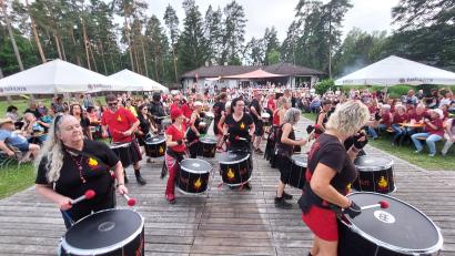 Bild: Kunz
Die Samba Trommeltruppe "Jalapenos Percussion" mischt das Sommerfest der "Swinging Hats" mächtig auf.