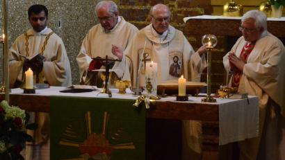 Bild: Kunz
Pfarrer Andreas Uschold (Zweiter von rechts) feiert in der Herz-Jesu-Kirche Goldenes Priesterjubiläum.
